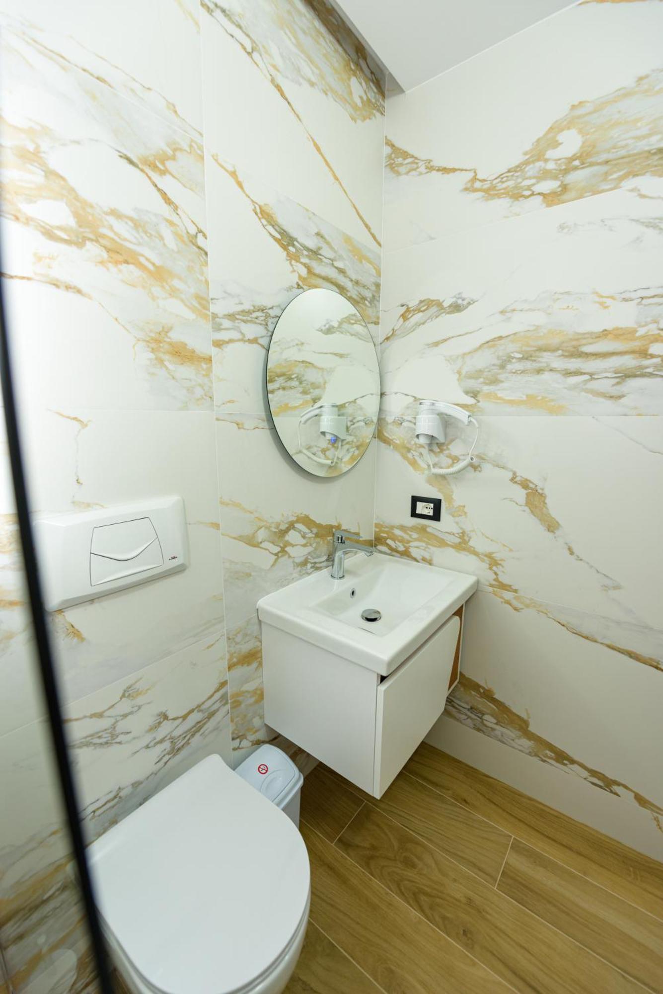 Kevin'S Aparthotel Vlore Luaran gambar