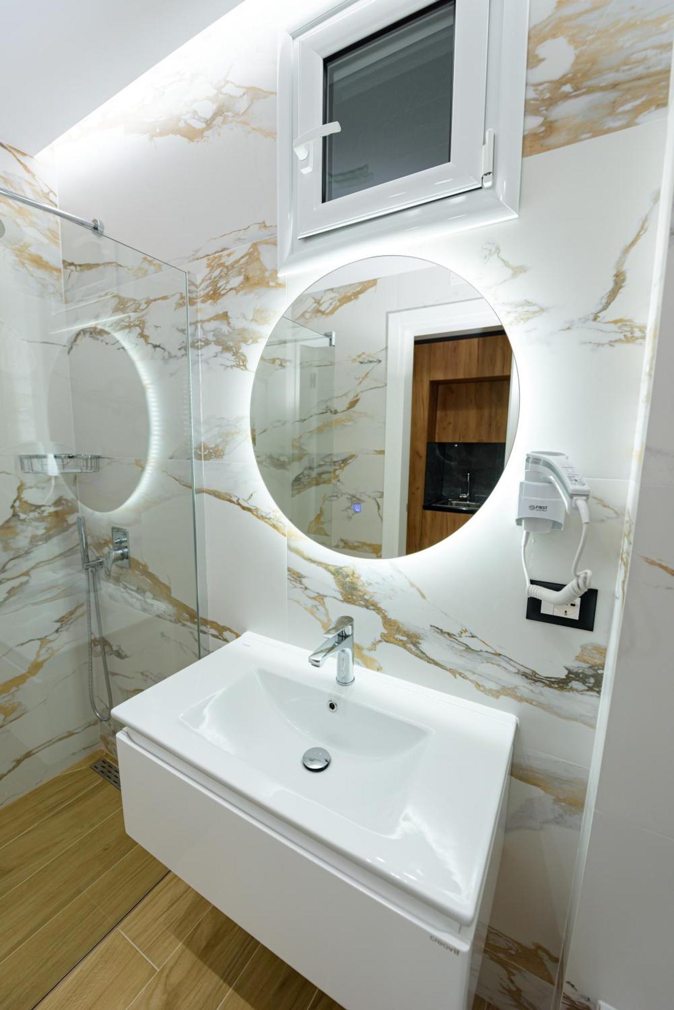 Kevin'S Aparthotel Vlore Luaran gambar
