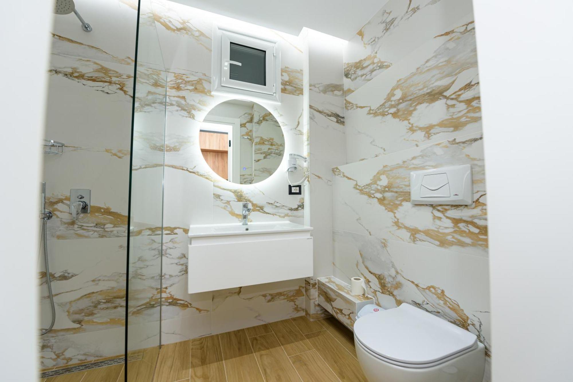 Kevin'S Aparthotel Vlore Luaran gambar